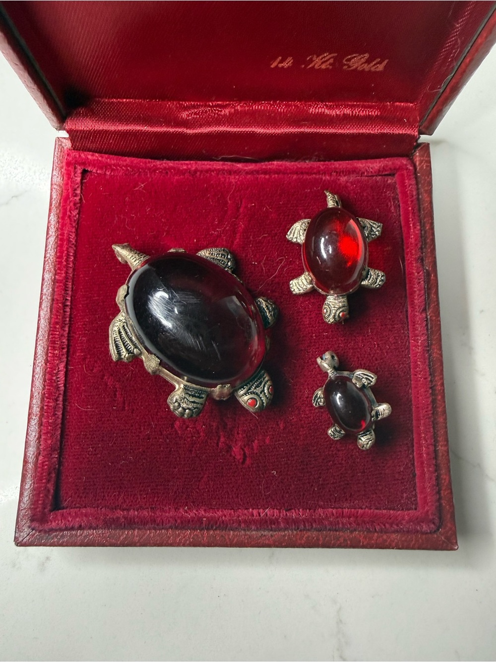 Vintage lucite Turtle Trio Brooch and Pin Set in Deep Red